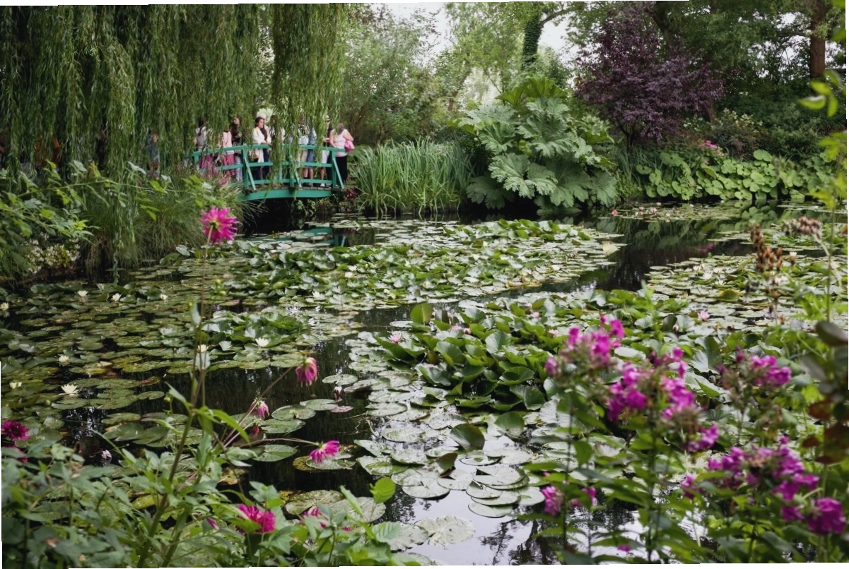Khu vườn Giverny nước Pháp với sắc hồng và xanh thơ mộng