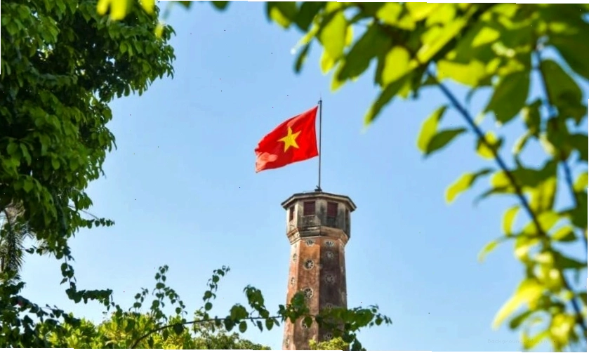 Lá cờ Việt Nam đỏ thắm giữa trời xanh