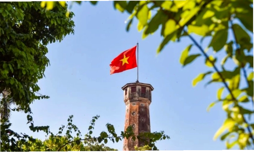 Lá cờ Việt Nam đỏ thắm giữa trời xanh