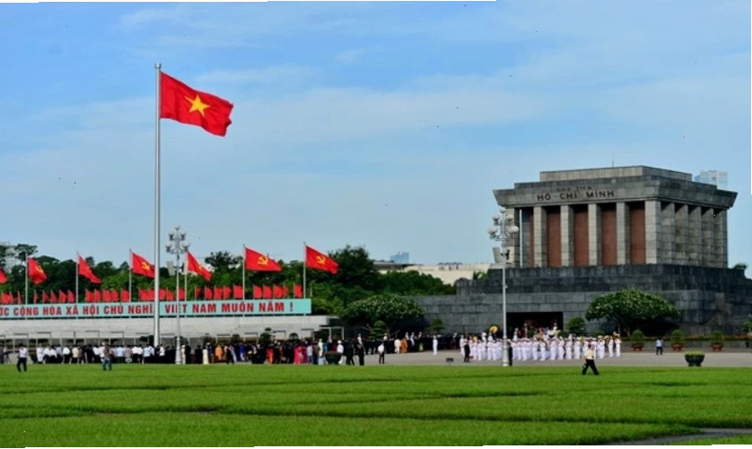 Lá cờ Việt Nam tung bay trên nền trời xanh