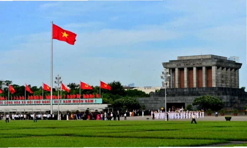Lá cờ Việt Nam tung bay trên nền trời xanh cao