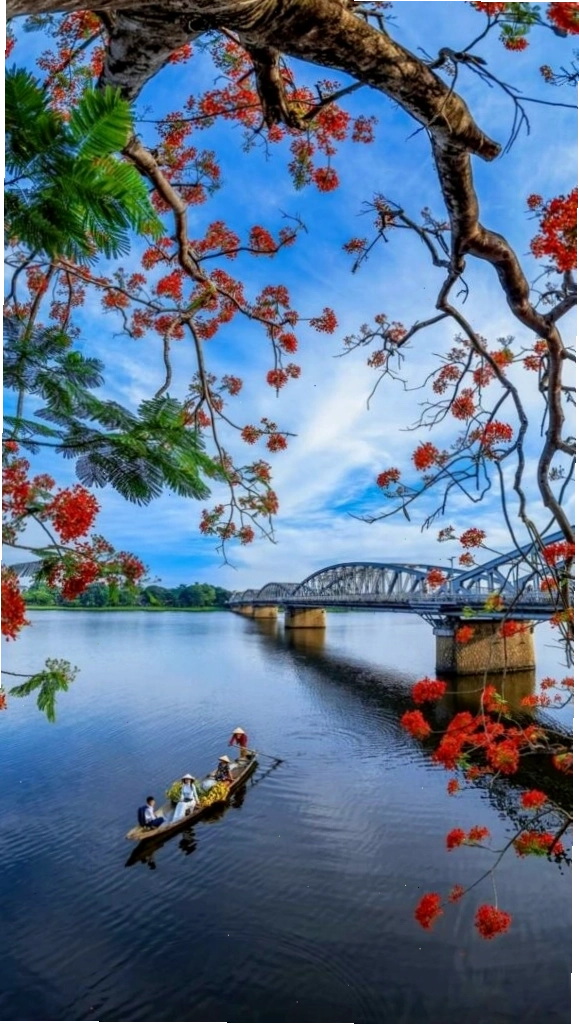 Mặt hồ tĩnh lặng dưới ánh hoàng hôn