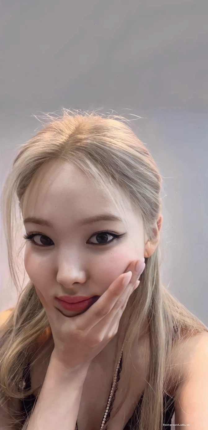 Nayeon TWICE khoe nụ cười rạng rỡ, biểu tượng cho sự may mắn