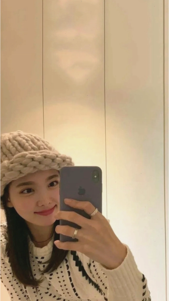 Nayeon TWICE khoe vẻ đẹp trong trẻo