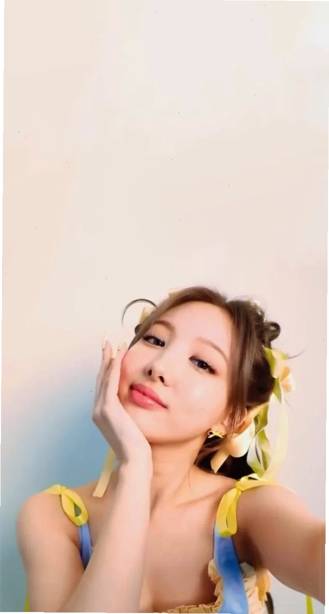 Nayeon TWICE với biểu cảm đáng yêu, phù hợp làm hình nền điện thoại