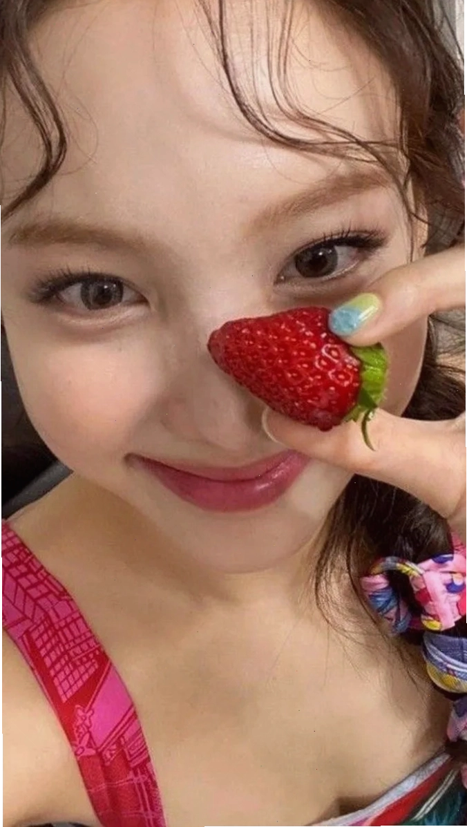 Nayeon TWICE với nụ cười tỏa nắng