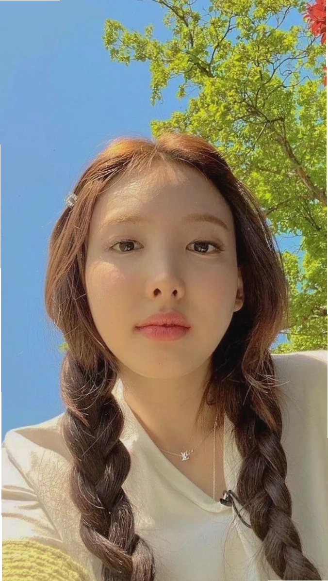 Nayeon TWICE với phong cách dễ thương
