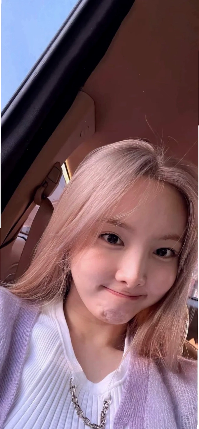 Nayeon TWICE với phong cách thời trang ấn tượng