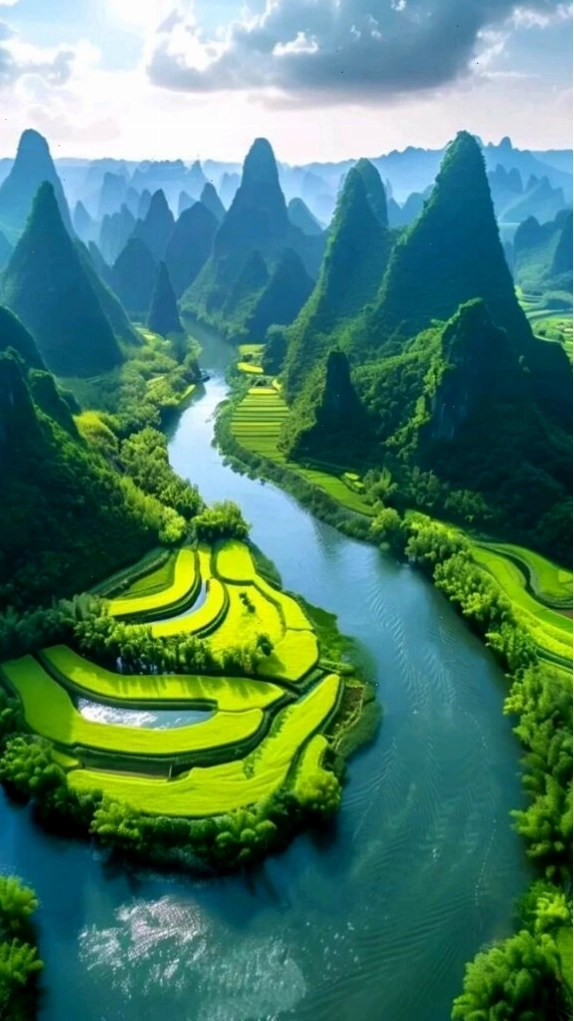 Phong cảnh thiên nhiên hùng vĩ với sông xanh và núi đá, phù hợp làm ảnh nền máy tính