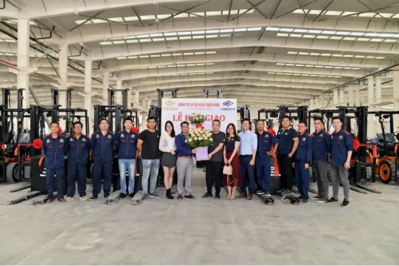 Phông nền màu tím đậm trong thiết kế nội thất sang trọng