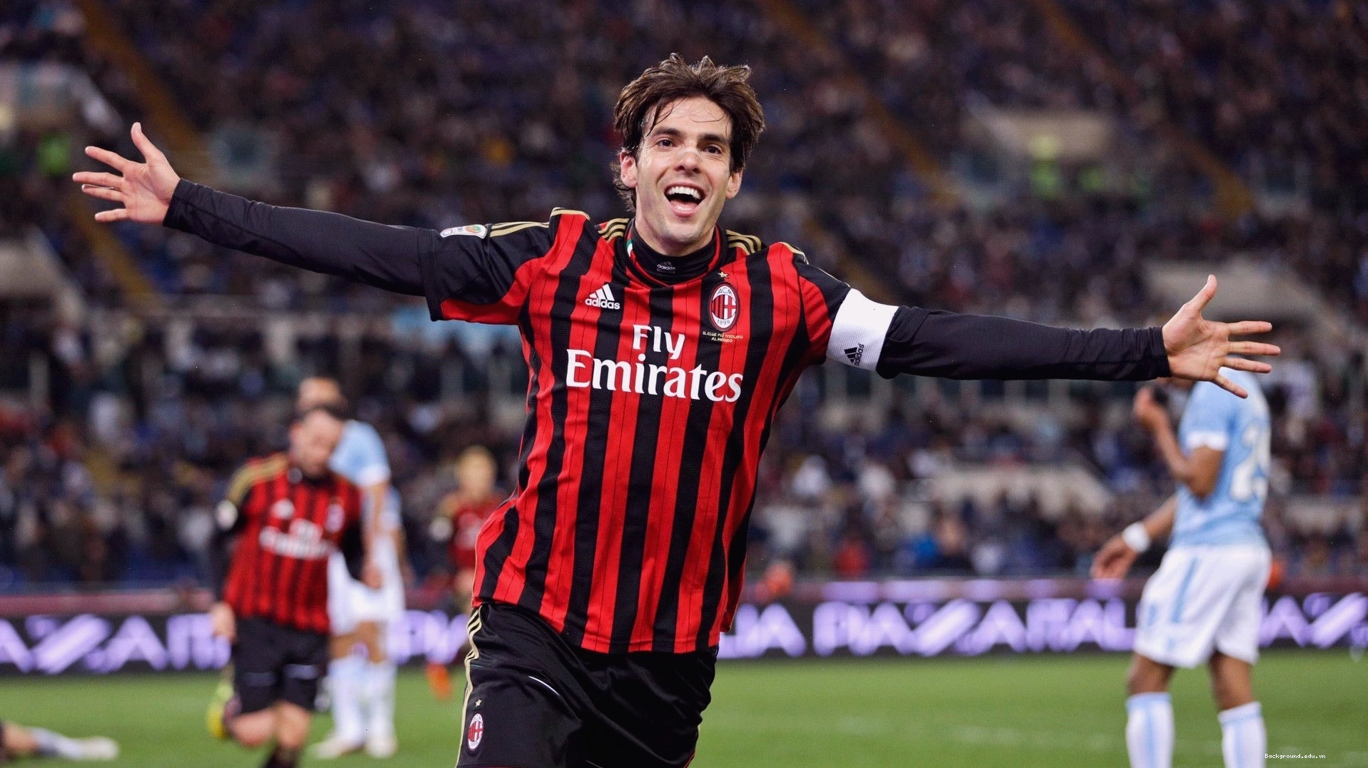 Ricardo Kaka trong màu áo AC Milan thi đấu trên sân