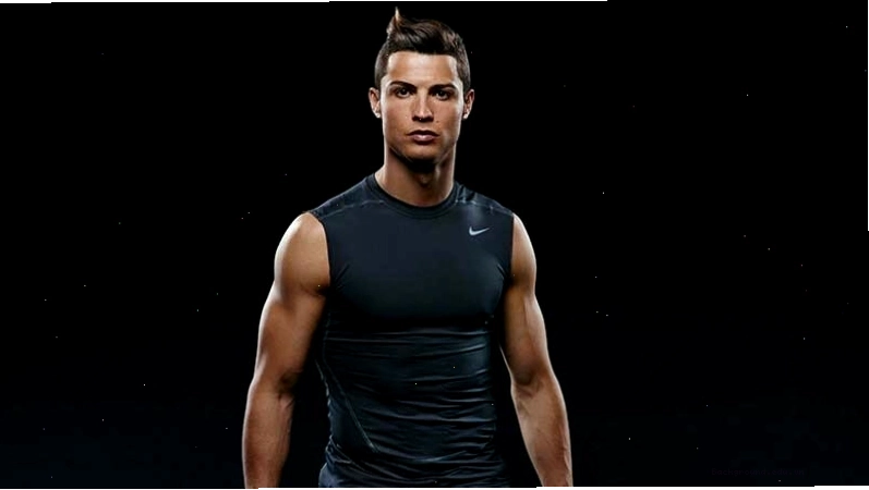Ronaldo khoe thân hình săn chắc