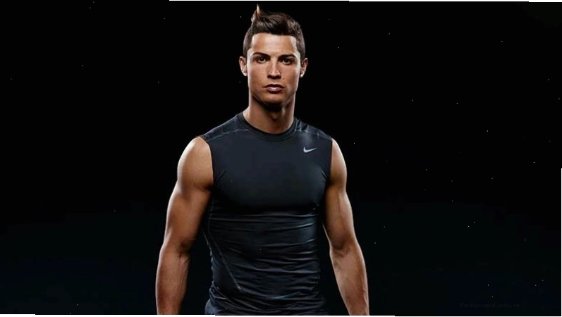 Ronaldo khoe thể hình săn chắc