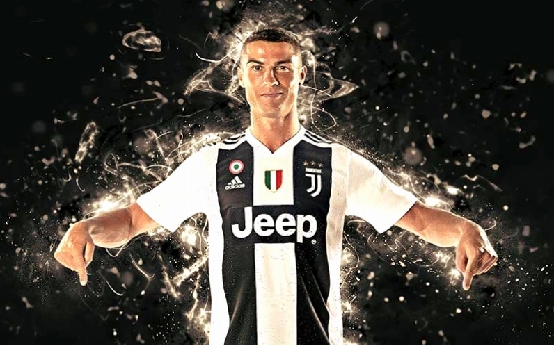 Ronaldo nở nụ cười rạng rỡ trong một pha ăn mừng bàn thắng