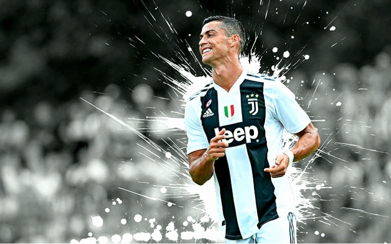 Ronaldo trong tư thế sẵn sàng nhận bóng