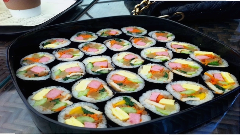 Thành phẩm đĩa gimbap Hàn Quốc rực rỡ sắc màu