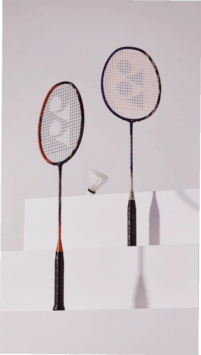 Vận động viên chuyên nghiệp với trang phục Yonex trên sân cầu lông