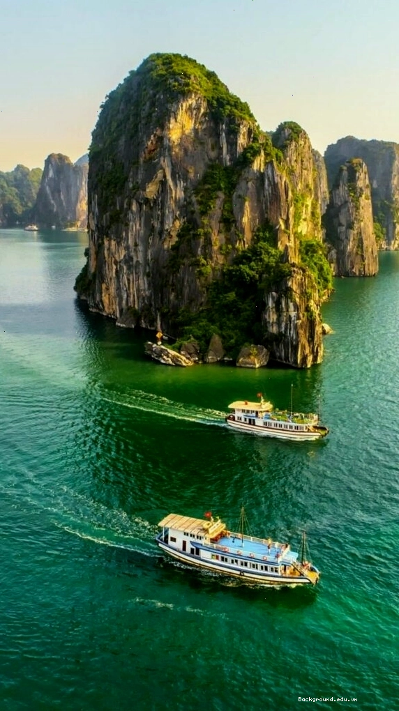 Vịnh biển xanh với núi đá vôi hùng vĩ