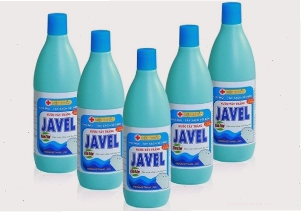 Sử dụng nước tẩy Javen để loại bỏ vết nấm mốc trên tường