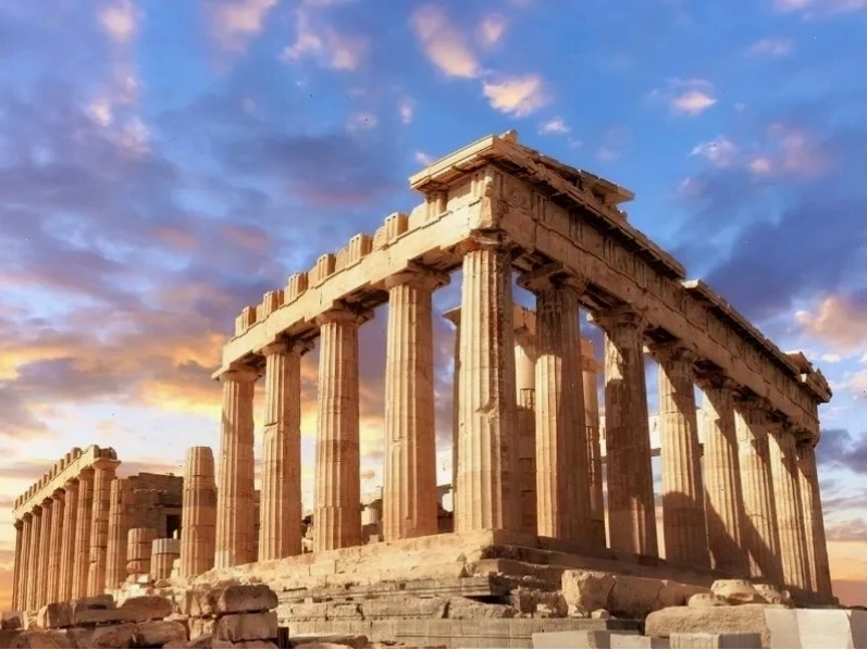 Kiến trúc Đền Parthenon với hệ thống cột Doric đối xứng