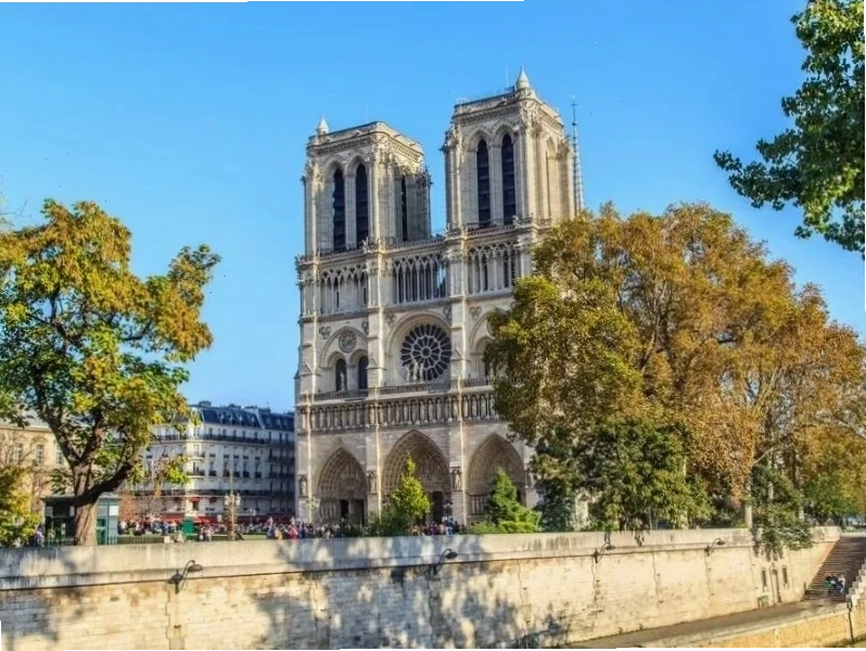 Vẻ đẹp kiến trúc nhà thờ Đức Bà Paris