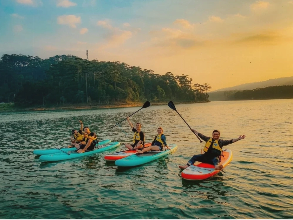 Cảnh đẹp trải nghiệm chèo SUP trên sông ở Đà Lạt đón bình minh