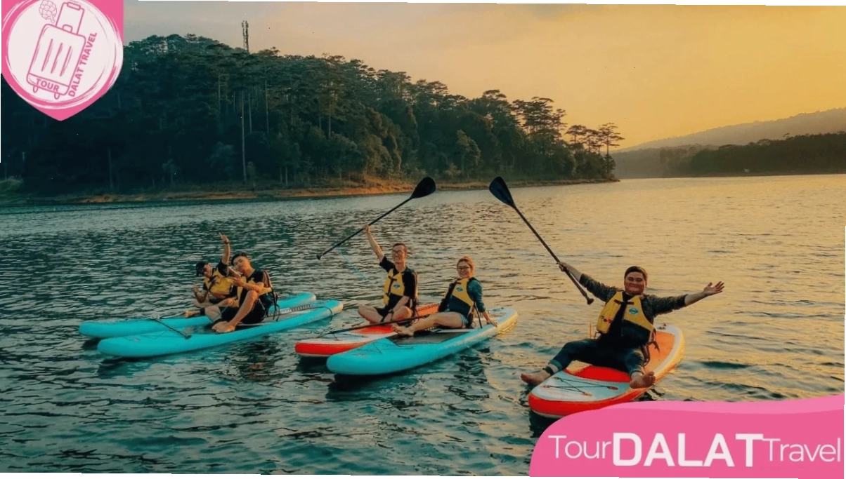 Hoạt động trải nghiệm chèo SUP trên sông ở Đà Lạt vào buổi sáng